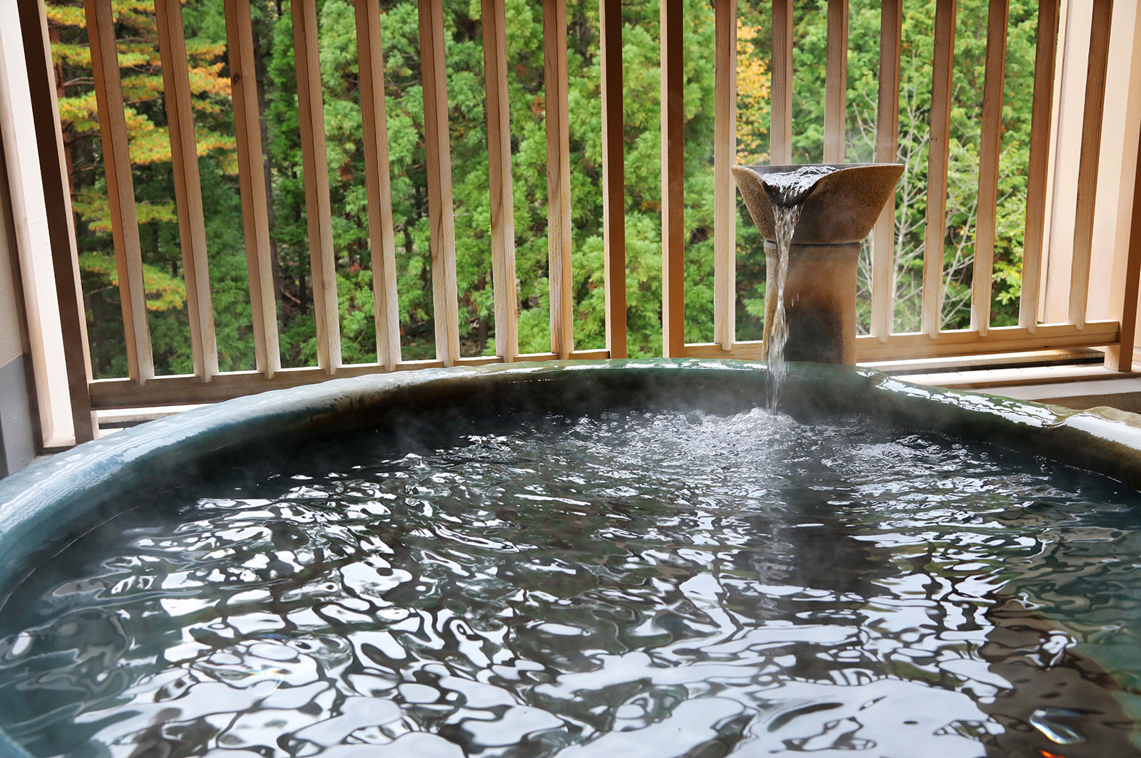 目の前に広がる緑が美しい陶器風呂